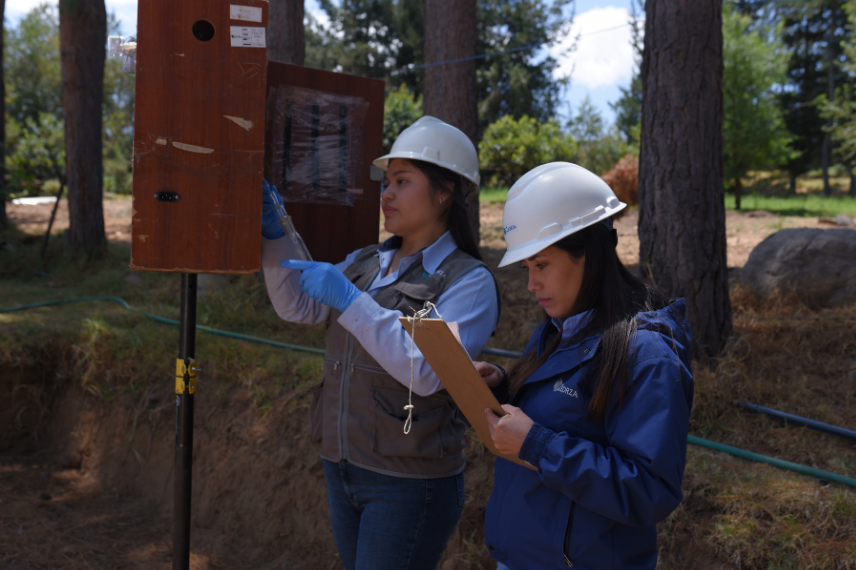 Técnicos realizando monitoreo ambiental